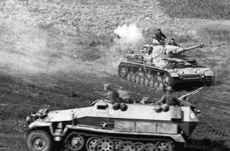 Nhìn chung, kết quả của trận Prokhorovka không rõ ràng, mỗi bên đều giành được một phần nhỏ chiến thắng. Phát xít Đức đã giành được một vài mục tiêu chiến thuật, nhưng thất bại hoàn toàn trong việc đạt được mục tiêu chiến lược của họ. Còn Hồng quân Xô Viết thất bại trong quá trình phản công đẩy lui mũi tấn công của phát xít Đức, nhưng đã thành công trong việc bảo vệ trận địa và ngăn không cho quân Đức chọc thủng phòng tuyến. Cuối trận, cả hai phe đều chịu tổn thất nặng. Ảnh: Xe tăng hạng trung Panzer IV và xe bọc thép bánh xích - lốp Sdkfz 251 ở mặt trận phía Đông, tháng 7/1943.