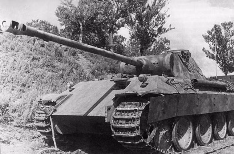 Chiếc xe tăng hạng trung Panther của Tiểu đoàn 51, Lữ đoàn thiết giáp 10 phát xít Đức bị kíp lái bỏ lại sau trận Prokhorovka.