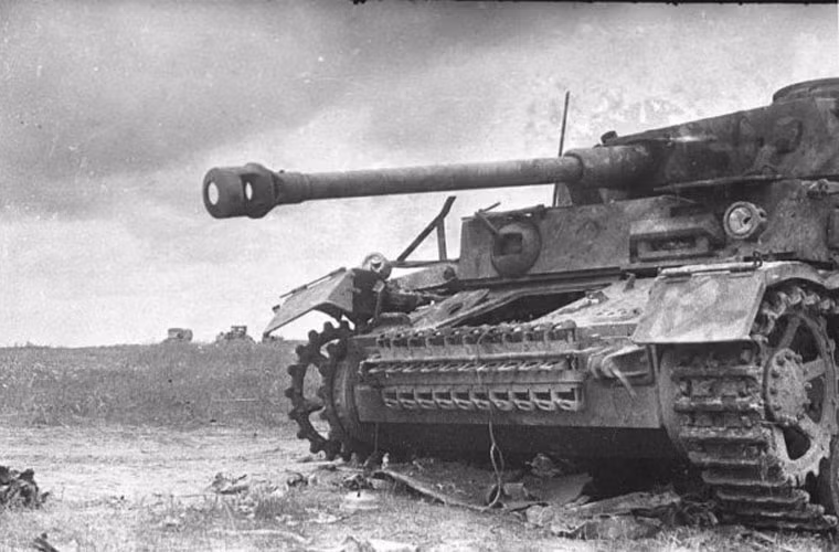 Một xe tăng hạng trung Panzer IV của Đức bị phá hủy.