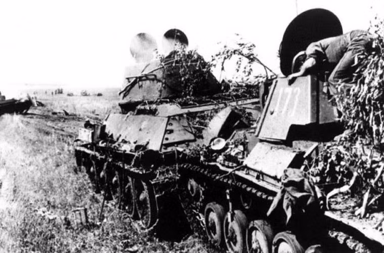 Chiếc xe tăng T-34 của Hồng quân Liên Xô đang kéo một chiếc T-70.