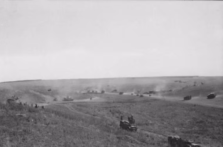 Ước tính, Đức tung vào trận chiến này 587 xe tăng Panzer, Panther, Tiger và pháo tự hành chống tăng. Ảnh: Các phương tiện bọc thép của Quân đoàn SS-Panzer đang tiến về làng Prokhorovka, ngày 11/7/1943.