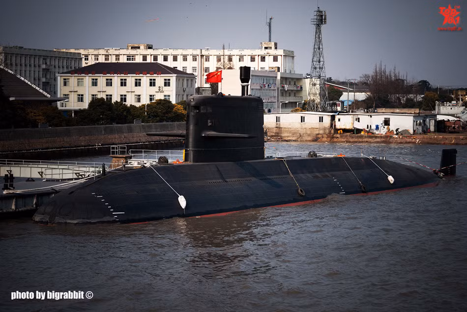 Con tàu được đóng bởi nhà máy Vũ Hán - thuộc Tổng công ty đóng tàu quốc gia Trung Quốc (CSSC). Hiện không rõ đã có bao nhiêu chiếc Type 039C được chế tạo và biên chế.