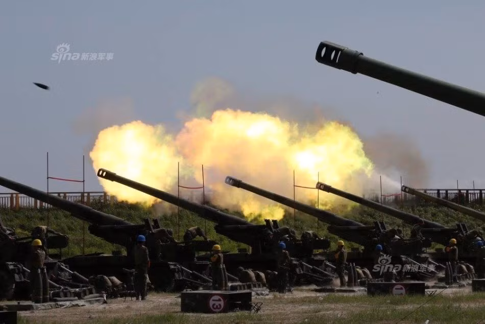 Theo một số thống kê, Đài Loan hiện chỉ có 60 khẩu pháo tự hành M110. Ảnh, dàn đại bác tự hành M110 203mm “phun mưa đạn”.