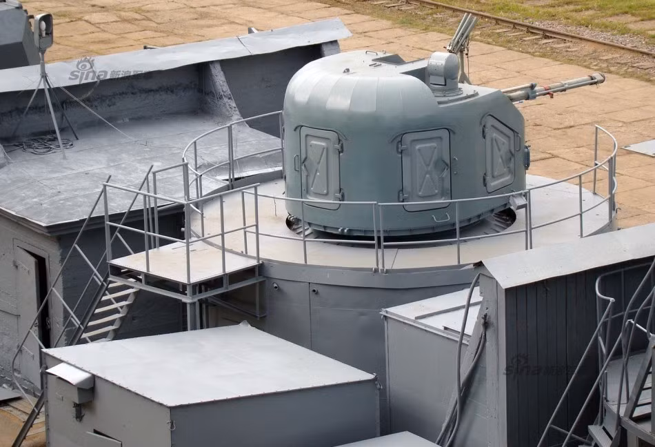 Pháo hạm AK-176 do TSNII Burevestnik thiết kế năm 1971, bắt đầu được sản xuất hàng loạt từ năm 1977 bởi nhà máy chế tạo máy Gorky (Liên Xô). Đến nay, AK-176 vẫn tiếp tục được sản xuất để trang bị thêm các tàu chiến mới của Hải quân Nga và phục vụ xuất khẩu tới nhiều nước khác, trong đó có cả Việt Nam. Ảnh: Pháo hạm AK-176 lắp trên bệ mặt đất để bắn thử nghiệm.