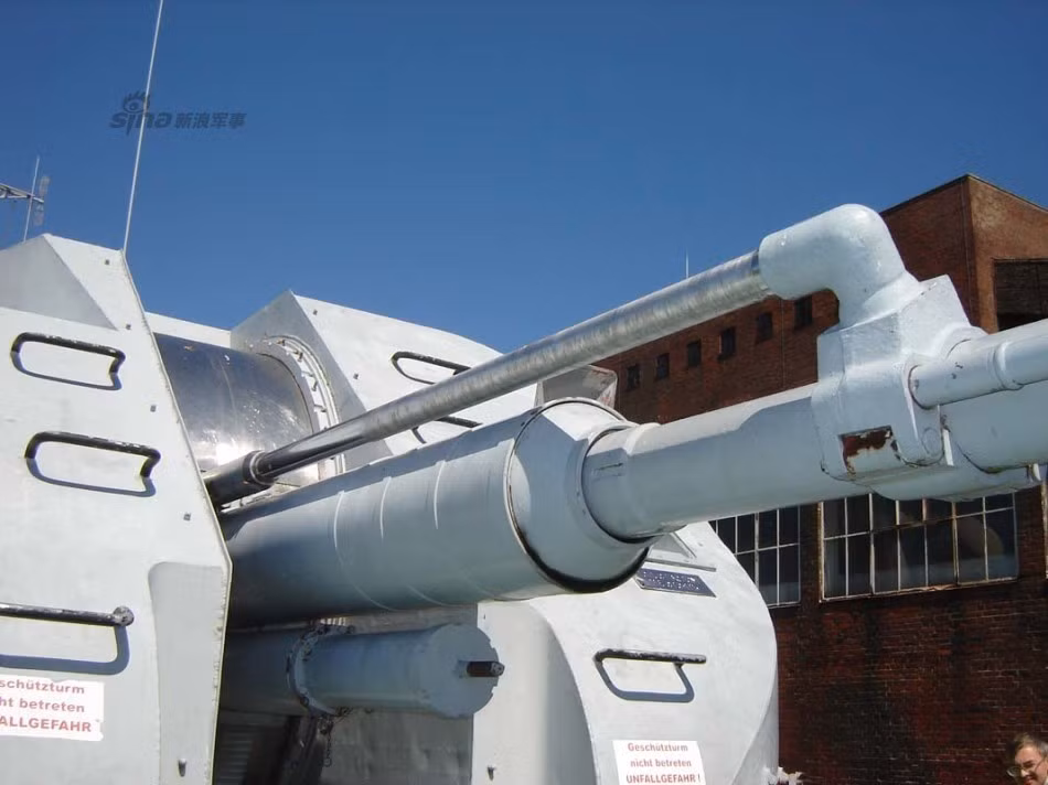 Hệ thống pháo có thể tùy chỉnh tốc độ bắn dễ dàng: 30, 60 và 120 phát/phút. Tuổi thọ của nòng pháo hạm là 3.000 phát bắn.