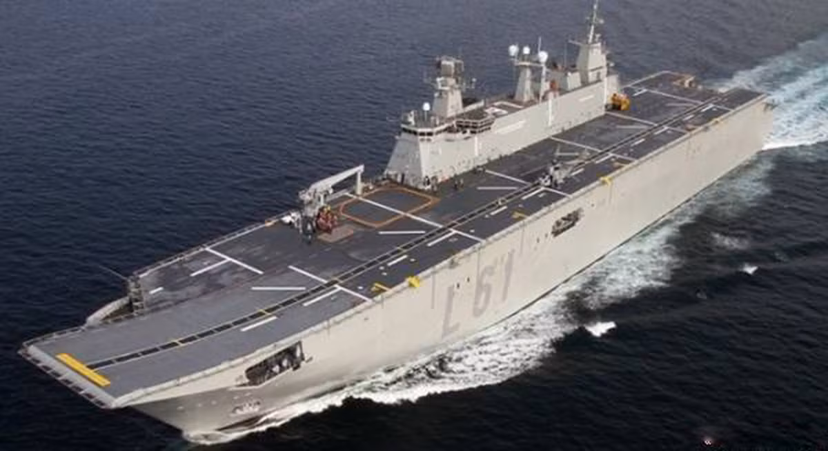 Juan Carlos I của Tây Ban Nha xếp thứ 4 với lượng giãn nước 27.000 tấn. Juan Carlos I có thể triển khai hoạt động 8 máy bay chiến đấu cất - hạ cánh thẳng đứng AV-8B Harries. Tàu có thể chở 900 thủy quân lục chiến, 42 xe tăng chiến đấu chủ lực Leopard.