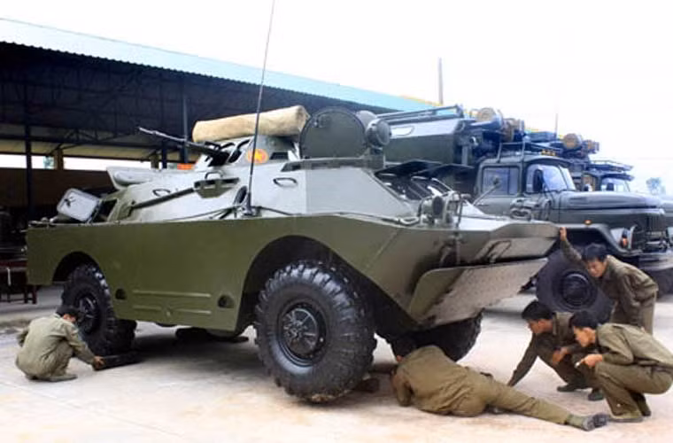 BRDM-2 được thiết kế với tháp pháo nhỏ BPU-1 trang bị khẩu đại liên KPVT 14,5mm cùng đại liên 7,62mm PKT đồng trục. Trong đó, khẩu KPVT đạt tốc độ bắn 600 phát/phút, tầm bắn hiệu quả ban ngày 2.000m, xuyên giáp dày 20mm ở cự ly 1.000m và và 30mm cách 500m. Trong ban đêm, khẩu KPVT đạt tầm bắn hiệu quả 1,4km. Khẩu KPVT trang bị các loại đạn xuyên giáp, đạn nổ phá.