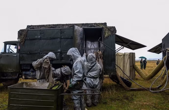 Với nhiệm vụ đặc biệt trong chiến tranh và cả thời bình, bộ đội Binh chủng Hóa học được trang bị nhiều khí tài đặc chủng, hiện đại bao gồm cả các xe bọc thép có khả năng tác chiến mạnh mẽ.