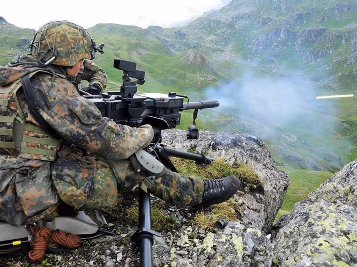 Điểm đặc biệt ở GMG là dây tiếp đạn cho phép nạp cả 2 bên thân súng tạo điều kiện cho người lính dễ dàng thao tác theo tay thuận của mình. Súng được trang bị kính ngắm quang học ban ngày và kính ngắm hồng ngoại nhìn đêm với thước ngắm cơ khí.