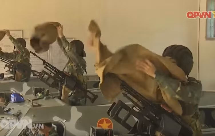 Trên nóc xe được bố trí giá lắp dễ dàng gá các loại súng máy, đại liên nhằm tăng hỏa lực bảo vệ, chi viện cho bộ đội trong chiến đấu.