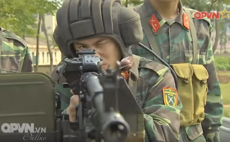 Ảnh: Xạ thủ BTR-152 đang huấn luyện sử dụng khẩu súng máy PKT 7,62mm.