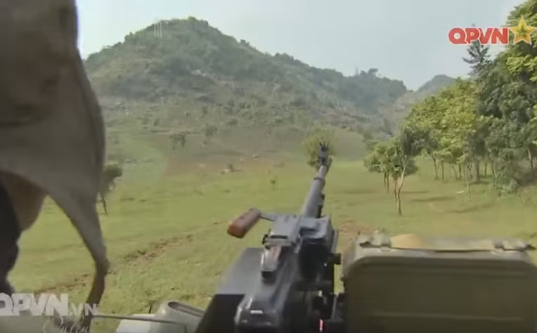 BTR-152 có thể chở tới 18 binh lính cùng trang bị. Binh sĩ ra vào xe bằng cách leo qua nóc xe hoặc đi cửa sau. Xe bọc giáp dày 9-15mm để chống loại đạn súng máy hạng nhẹ, mảnh đạn pháo.