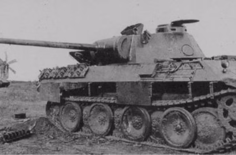 Do vậy, sau trận Kursk, lực lượng thiết giáp Hồng quân không mất nhiều thời gian để bổ sung lực lượng, trong khi đội thiết giáp Đức thì suy kiệt rất nhiều. Từ đó tới cuối chiến tranh, hiếm khi đội xe tăng Đức có thể tấn công với một đội hình có số lượng lớn như ở giai đoạn đầu chiến tranh. Ảnh: Xe tăng hạng trung Panther bị phá hủy trong trận Prokhorovka.