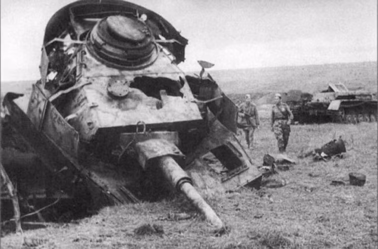 Chiến sĩ Hồng quân đang đi bộ xem xét chiếc xe tăng hạng trung Panzer IV H bị phá hủy sau trận chiến.