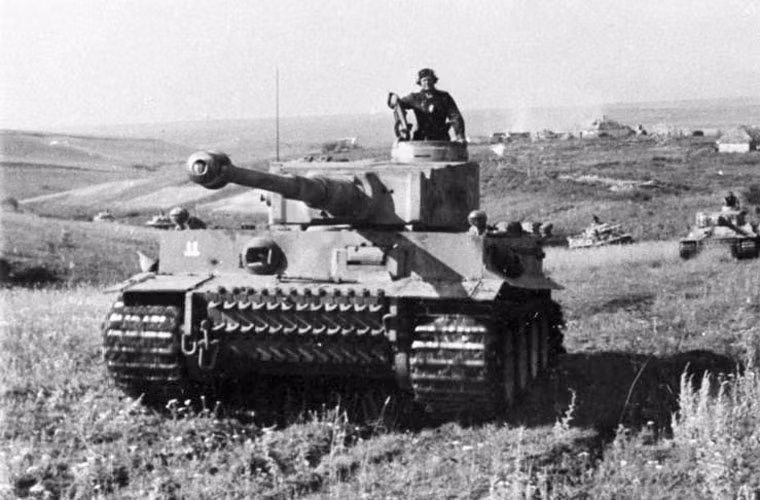 Xe tăng hạng nặng Tiger I tấn công phòng tuyến hồng quân.