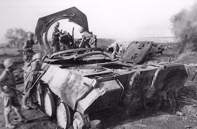 Binh sĩ Hồng quân xem xét xác một chiếc tăng hạng trung Panther bị bắn bay tháp pháo.