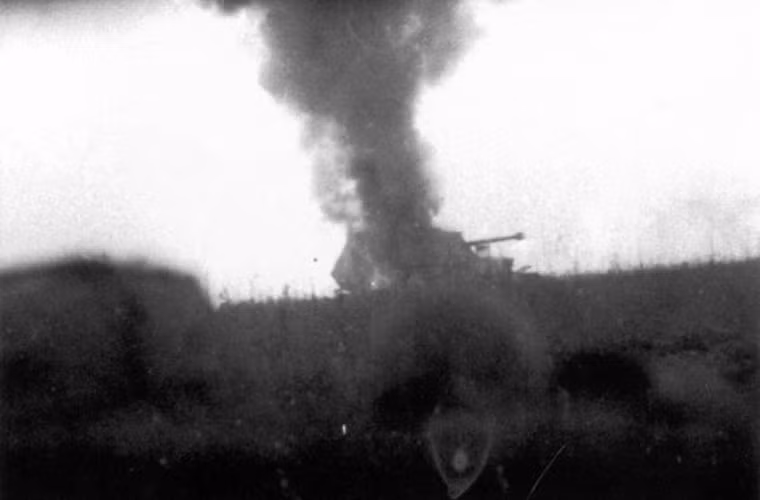 Tính riêng tổn thất về xe tăng, phía Đức tổn thất chỉ bằng 40% so với Liên Xô, nhưng nếu suy xét cụ thể thì bên thua thiệt hơn lại là Đức, bởi trong số tổn thất của Đức có khoảng 180 chiếc xe tăng hạng trung Panther (Con Báo), 45 chiếc Tiger I (Con Cọp) và 40 chiếc pháo tự hành Elefant (con Voi) bị phá hủy hoàn toàn; khoảng 70 chiếc Panther, 150 chiếc Tiger và 40 chiếc Elefant khác bị hư hại nặng. Đây là những loại xe tăng và pháo hạng nặng có chi phí sản xuất đắt đỏ. Ảnh: Khói lửa bốc lên sau khi pháo tự hành chống tăng Ferdinad của quân Đức bị bắn trúng.