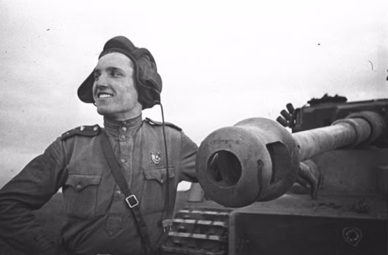 Thiếu tá Hồng quân Ivan Shevtsov - "Anh hùng tương lai" của Liên bang Xô Viết đang đứng cạnh một chiếc tăng hạng nặng Tiger I bị bắt sống.