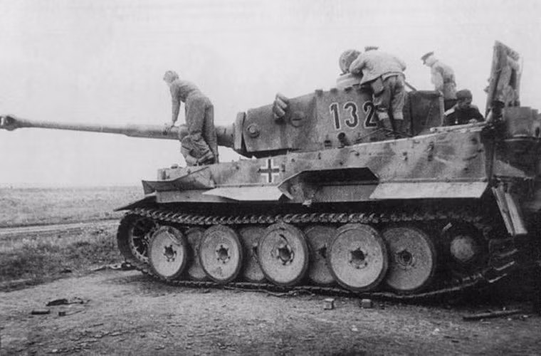 Chiến sĩ tăng Hồng quân đang kiểm tra một chiếc tăng hạng nặng Tiger I bị phá hủy.