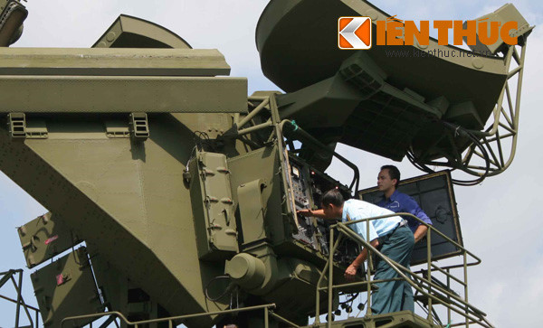 Theo Kênh Quốc phòng Việt Nam, từ năm 2009 đến nay, chúng ta đã cải tiến, đưa vào sẵn sàng chiến đấu 12 tổ hợp tên lửa phòng không S-125 Pechora. Trong ảnh, kỹ sư Nhà máy A31 hiệu chỉnh khối trung tần trụ ăng-ten YBH thuộc hệ thống radar điều khiển hỏa lực SNR-125-2TM thuộc tổ hợp phòng không S-125-2TM.