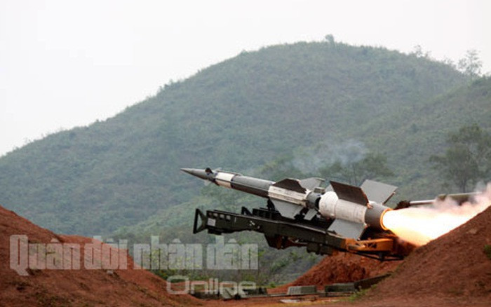 Về hỏa lực hệ thống, S-125-2TM trang bị 4 bệ phóng cố định 5P73-2TM lắp 4 đạn tên lửa 5V27. Đạn 5V27 nâng cấp cho phép diệt mục tiêu ở tầm bắn xa đến 35km, tầm cao đạt 25km (chưa nâng cấp là 18km), đánh chặn mục tiêu di chuyển tốc độ 900m/s. Nguồn ảnh: Quân đội Nhân dân Online