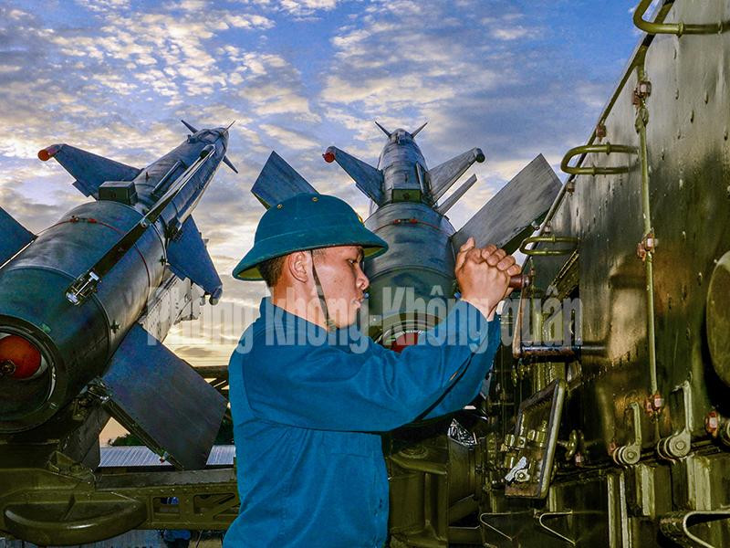 …Biết được điều này, Ban Chấp hành CĐCS nhà máy thường xuyên động viên anh quyết tâm vượt qua trở ngại, vì thành tích chung của tập thể và của cá nhân. Nhờ vậy, đầu năm 2018, anh Dũng đã hoàn thành đề tài, áp dụng đạt hiệu quả cao, làm lợi cho nhà máy hàng trăm triệu đồng”, trích đoạn bài viết “Đam mê sáng tạo, cống hiến” đăng trên tờ điện tử Quân đội Nhân dân. Nguồn ảnh: Báo Phòng không – Không quân