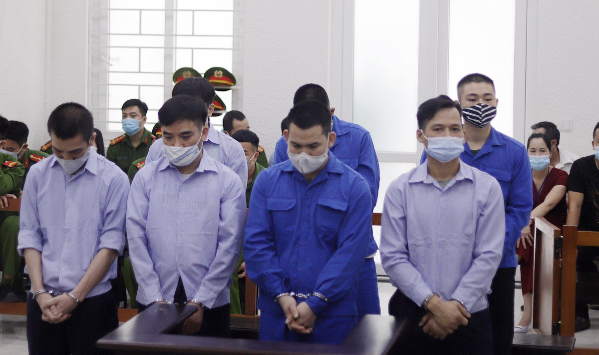 Ngày 30/6, TAND TP Hà Nội đã tuyên án Đỗ Văn Quang (còn gọi Quang "Rambo", 37 tuổi, trú quận Cầu Giấy, TP Hà Nội) cùng 6 đồng phạm về tội cưỡng đoạt tài sản. Theo đó, Quang "Rambo" 8 năm tù về tội cưỡng đoạt tài sản. Cùng tội danh, 6 đồng phạm của Quang bị tuyên 6-10 năm tù.