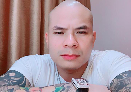 Trên youtube, Quang có nhiều clip liên quan đến việc đi đòi nợ, đeo dây chuyền, nhẫn to, khoe tiền... để khuyếch trương thanh thế. Cơ quan công an cho biết Quang “Rambo” là đối tượng hình sự cộm cán, quy tụ nhiều đàn em các tỉnh (Thanh Hóa, Hưng Yên...) về Hà Nội hoạt động cho vay, nhận cáp, đòi nợ thuê. 