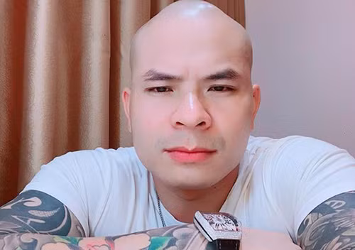 Trên youtube, Quang có nhiều clip liên quan đến việc đi đòi nợ, đeo dây chuyền, nhẫn to, khoe tiền... để khuyếch trương thanh thế. Cơ quan công an cho biết Quang “Rambo” là đối tượng hình sự cộm cán, quy tụ nhiều đàn em các tỉnh (Thanh Hóa, Hưng Yên...) về Hà Nội hoạt động cho vay, nhận cáp, đòi nợ thuê. 