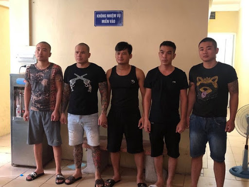 Cho rằng anh V. chây ỳ, không trả tiền thi công theo hợp đồng, cuối tháng 3/2019, Thịnh nhờ Nguyễn Đức Nhân (35 tuổi, làm nghề kinh doanh tiệm cầm đồ) cùng đi gây sức ép, bắt anh V. trả tiền và hứa hẹn sẽ "trả công" nếu đòi được nợ. Nhân đồng ý, rủ thêm Quang "Rambo" và 4 "đàn em" khác cùng tham gia. 