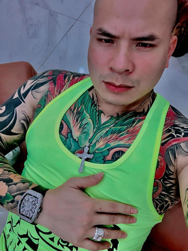 Ngày 2/4/2019, anh V. bị nhóm này ép ký vào biên bản đối chiếu công nợ, nội dung yêu cầu công ty Hưng Thịnh phải trả cho nhóm thợ xây của Thịnh 1,1 tỷ đồng, chia làm nhiều lần theo lộ trình định sẵn. Anh V. sau đó trả trước cho Thịnh 200 triệu đồng. Quang "Rambo" được hưởng lợi 40 triệu đồng trong số này và chia cho đàn em 3 triệu đồng. 