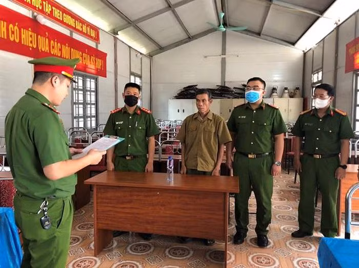  Chủ rừng "bật đèn xanh" cho lâm tặc phá rừng: Mặc dù Hoàng Văn Sơn (SN 1963, trú xã Chiềng Đông, huyện Yên Châu, Sơn La) là chủ rừng, được giao quản lý bảo vệ nhưng Sơn vẫn đồng ý để Lò Văn Quý (SN 1978, trú xã Cò Nòi, huyện Mai Sơn, tỉnh Sơn La) cùng một số người tiến hành khai thác trái pháp luật lâm sản và hưởng lợi từ việc này. Ngày 30/6, Sơn bị Công an tỉnh Sơn La khởi tố. 