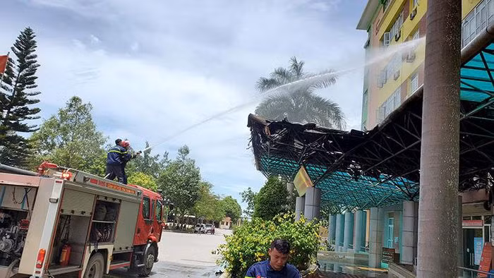  Cháy ở Bệnh viện Nhi Thanh Hóa: Trưa 30/6, lửa bất ngờ bùng phát trên mái nhựa, lợp khung sắt mái che sảnh Tòa nhà hành chính Bệnh viện Nhi Thanh Hóa ở số 1, đường Quang Trung, phường Đông Vệ, thành phố Thanh Hóa. Vụ cháy được phát hiện, dập tắt kịp thời nên thiệt hại không đáng kể nhưng Bệnh viện tiếp tục kiểm tra hệ thống điện khu vực này; phân luồng, đón tiếp bệnh nhân tại Khoa Khám chữa bệnh theo yều cầu. 