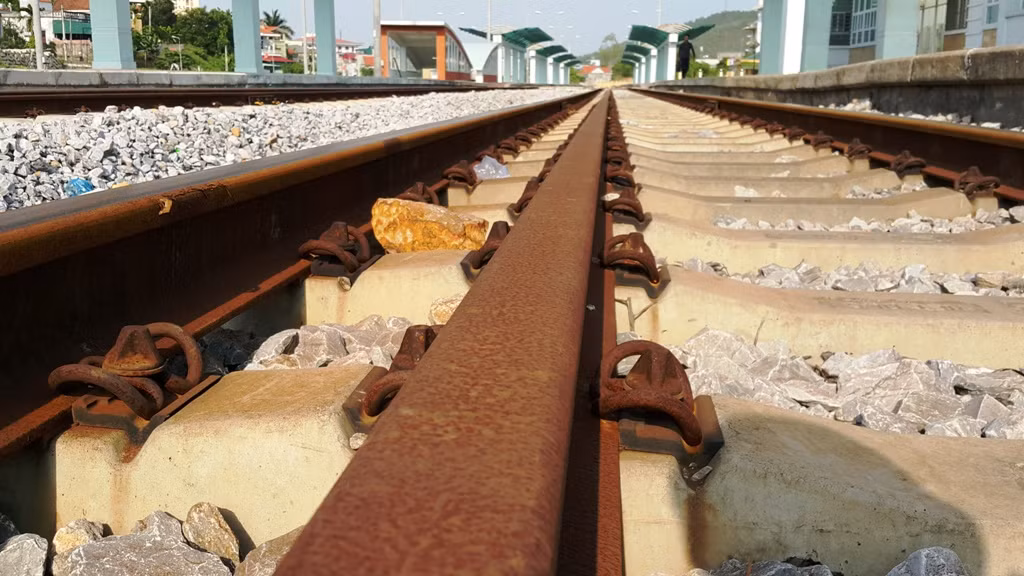 Do ngày mới chỉ có một chuyến tàu, nhiều đường ray dù làm từ lâu nhưng không có dấu vết bánh tàu chạy qua...