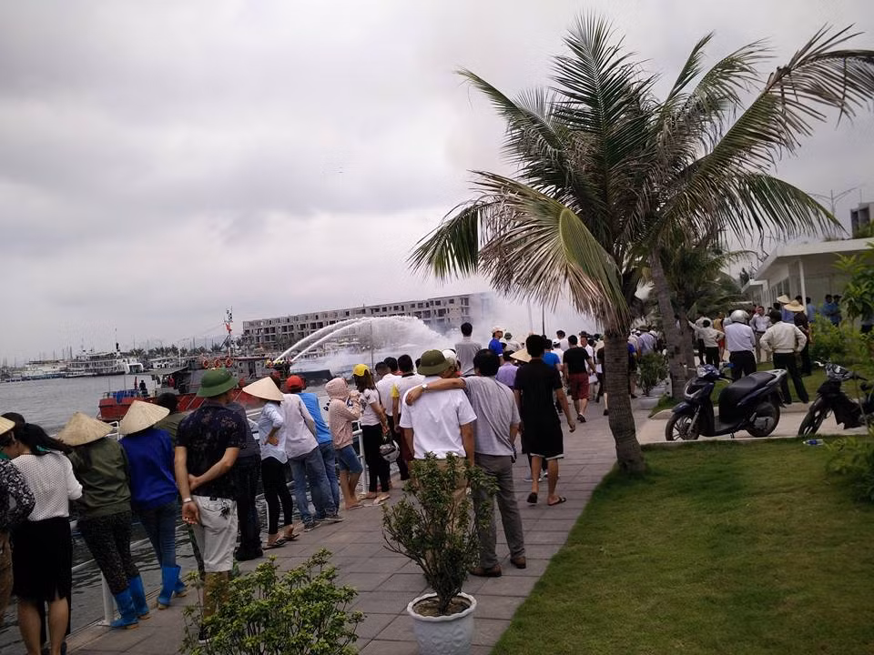 Tau du lich chay o cang Tuan Chau, khach nhay xuong bien-Hinh-5