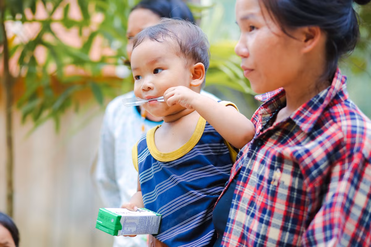 Sua hoc duong Quang Nam: Hoc sinh mien nui duoc uong sua mien phi