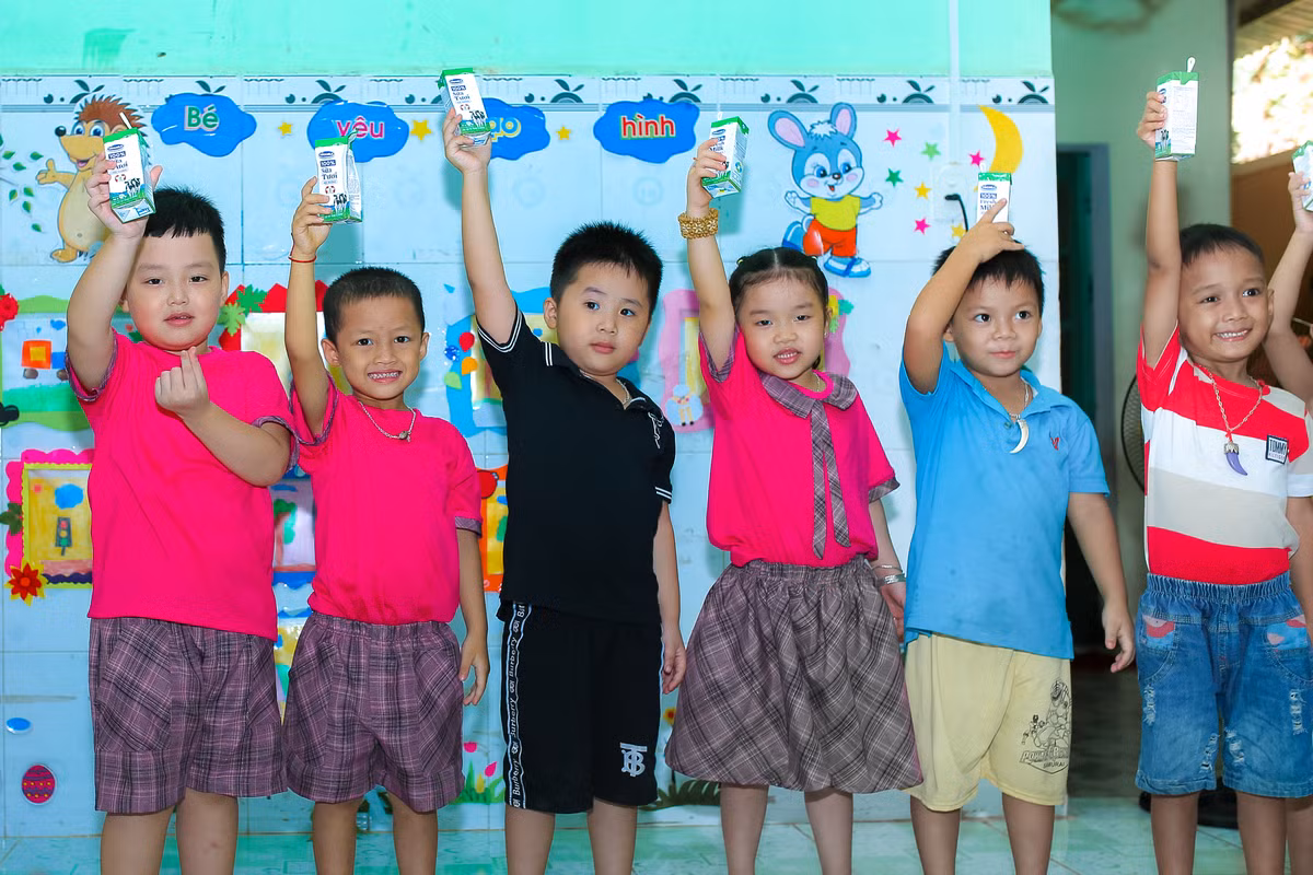 Sua hoc duong Quang Nam: Hoc sinh mien nui duoc uong sua mien phi-Hinh-3