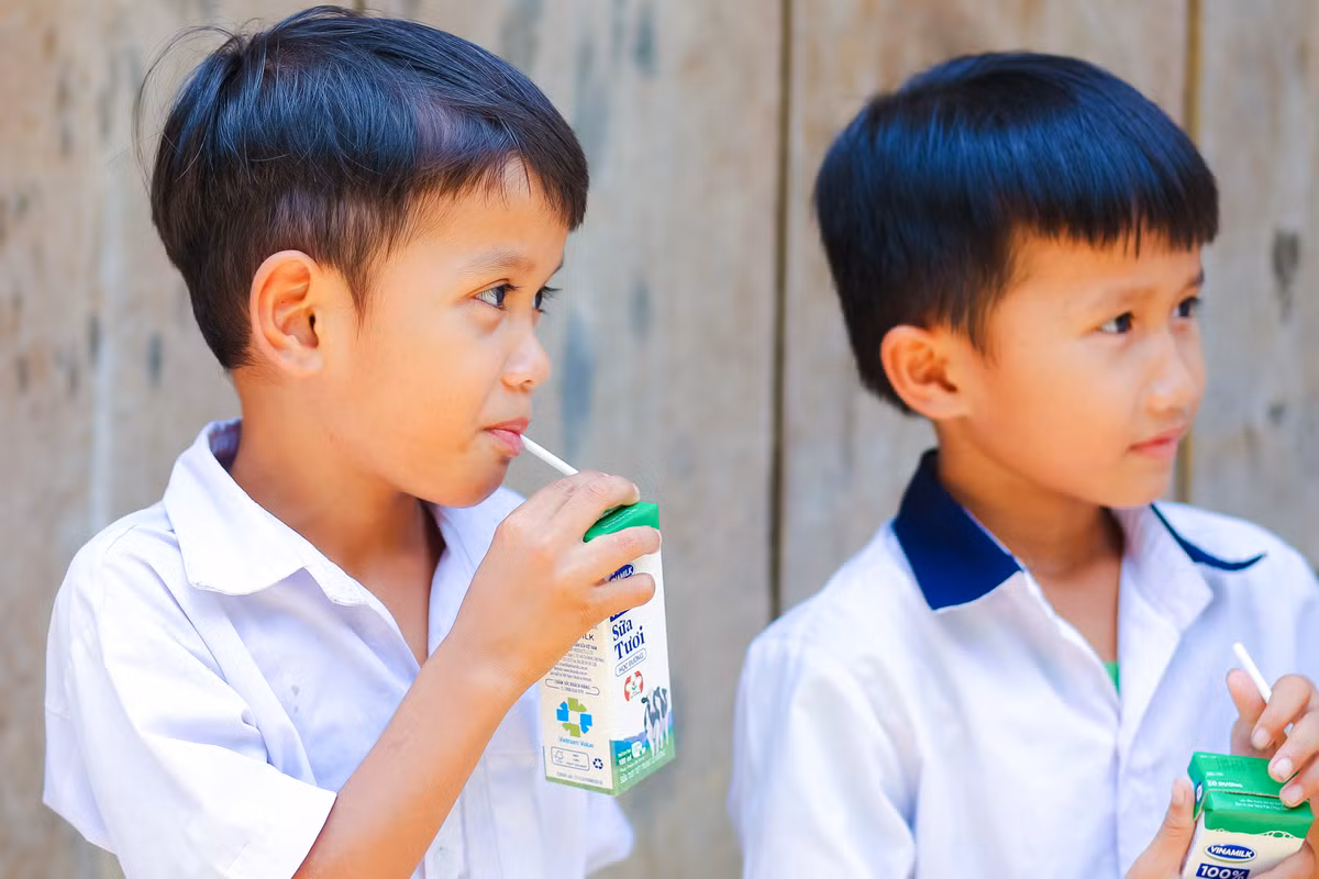 Sua hoc duong Quang Nam: Hoc sinh mien nui duoc uong sua mien phi-Hinh-2