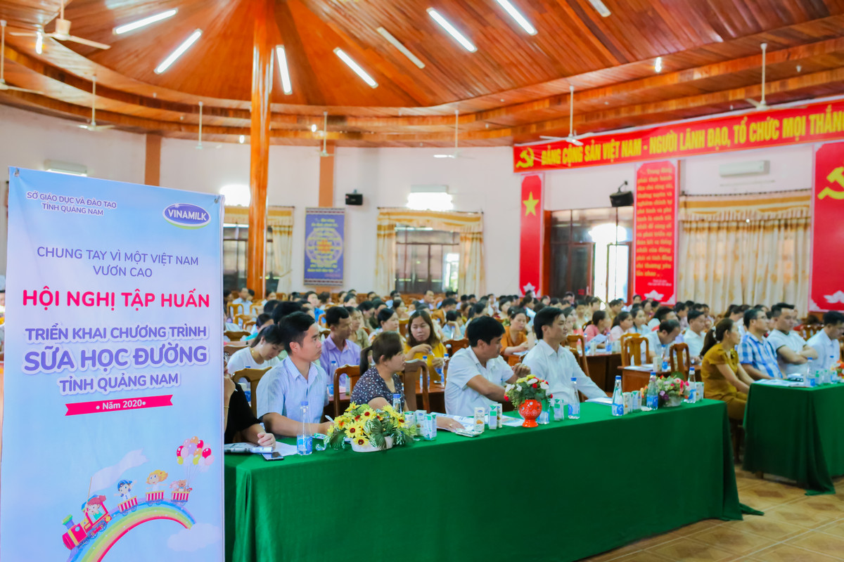 Sua hoc duong Quang Nam: Hoc sinh mien nui duoc uong sua mien phi-Hinh-4