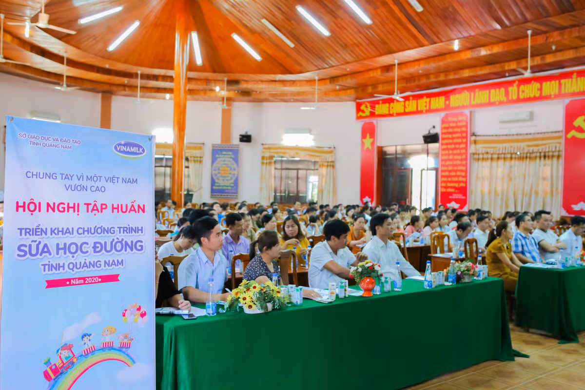 Sua hoc duong Quang Nam: Hoc sinh mien nui duoc uong sua mien phi-Hinh-4