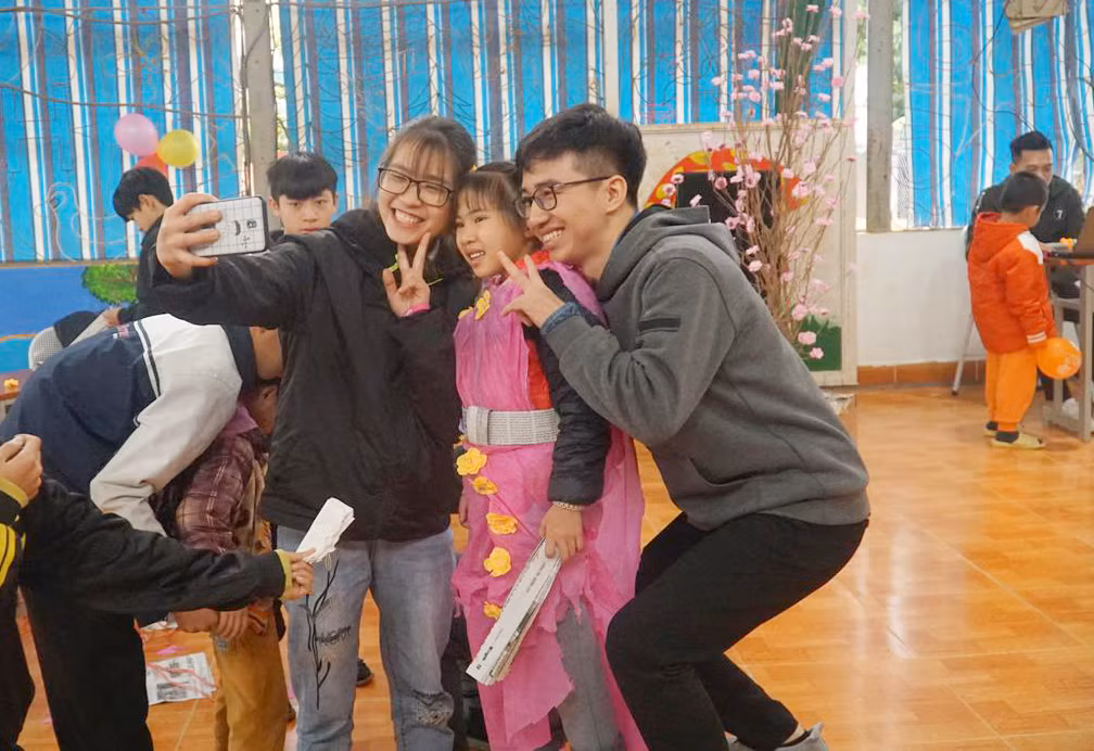 Sinh vien DynaGen mang Tet am den cho tre em co hoan canh dac biet-Hinh-3