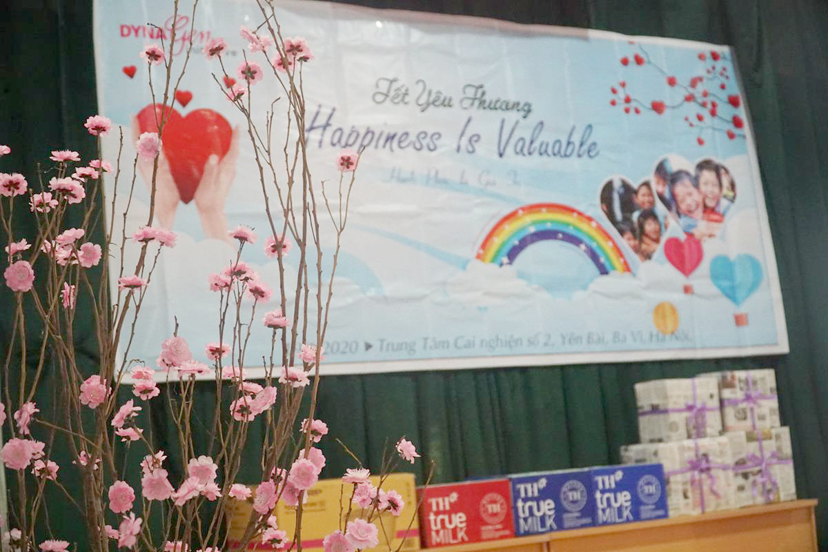 Sinh vien DynaGen mang Tet am den cho tre em co hoan canh dac biet