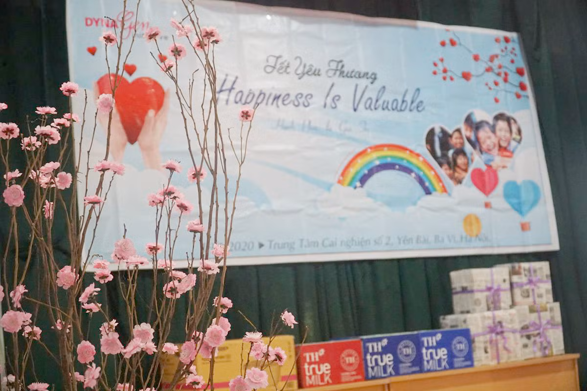 Sinh vien DynaGen mang Tet am den cho tre em co hoan canh dac biet