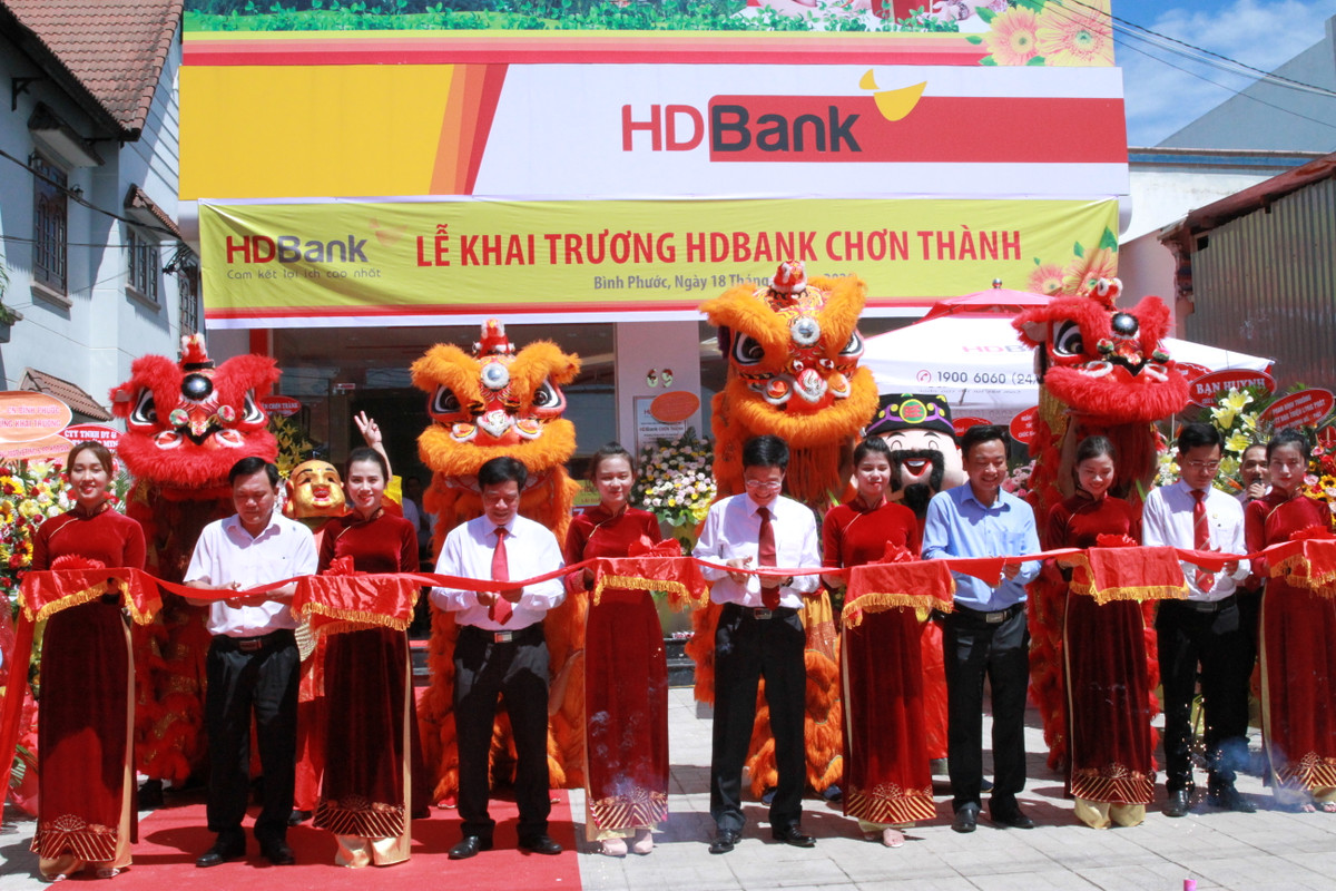 Khai truong HDBank Chon Thanh