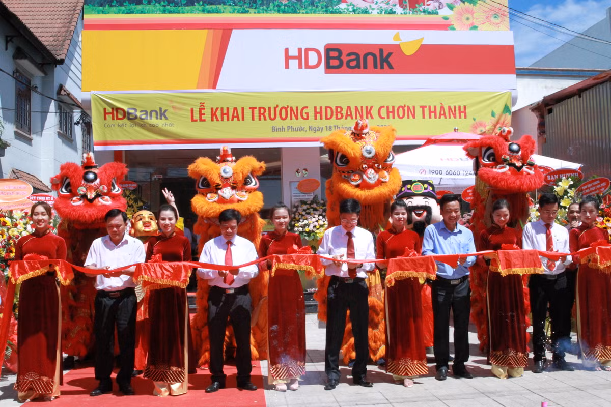 Khai truong HDBank Chon Thanh