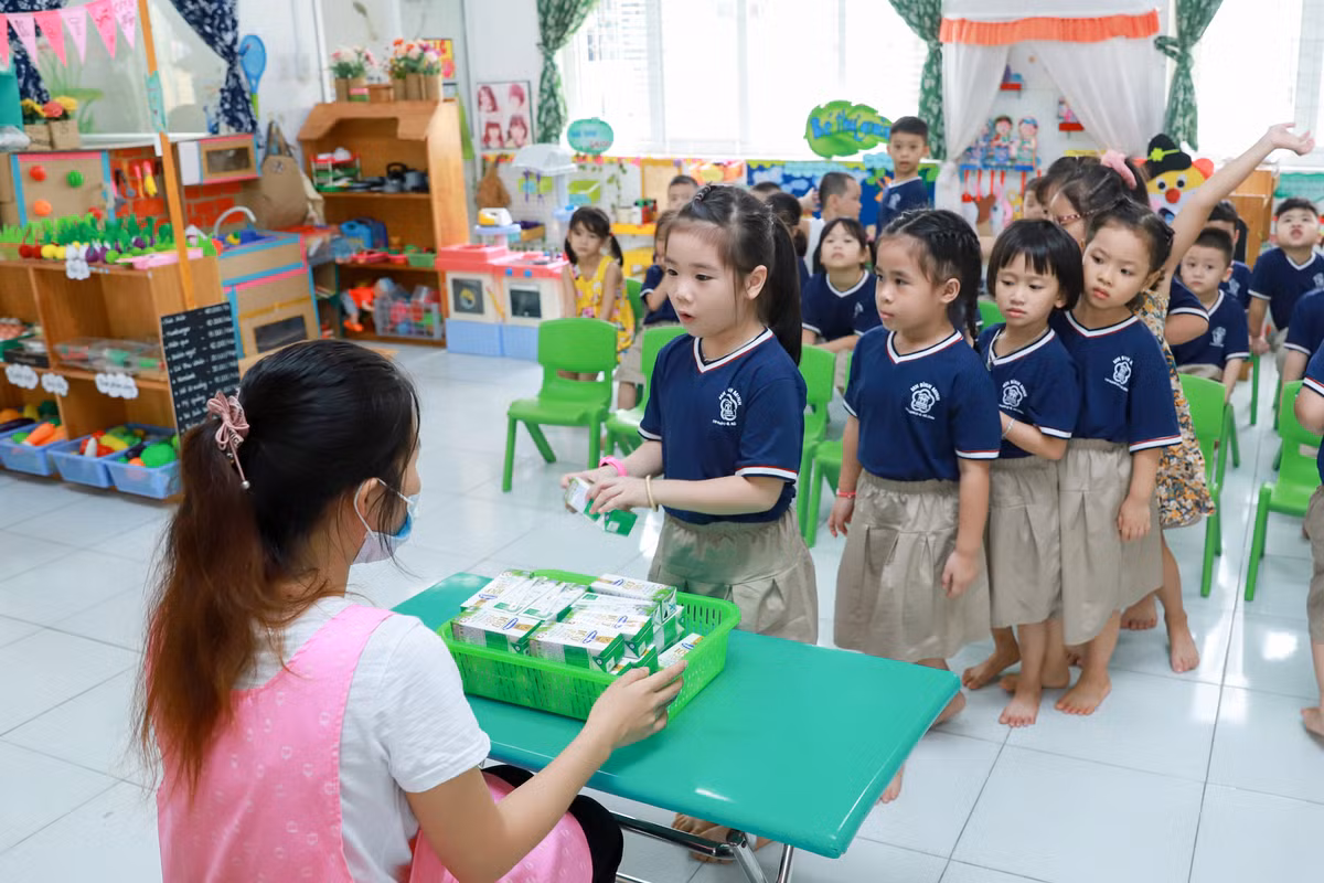 Nha truong thuc hien “5K” va tang cuong dinh duong cho hoc sinh trong mua dich-Hinh-4