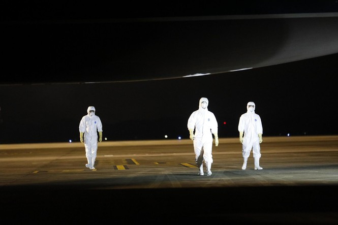 Chuyen chua ke ve nhung nguoi o mat dat trong chuyen bay Vu Han dac biet-Hinh-4