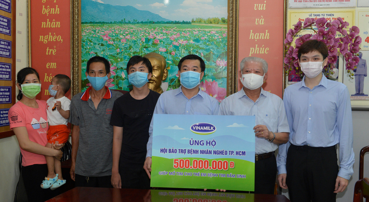 Vinamilk hỗ trợ kinh phí mổ tim cho trẻ có hoàn cảnh khó khăn Vinamilk ho tro kinh phi mo tim cho tre co hoan canh kho khan