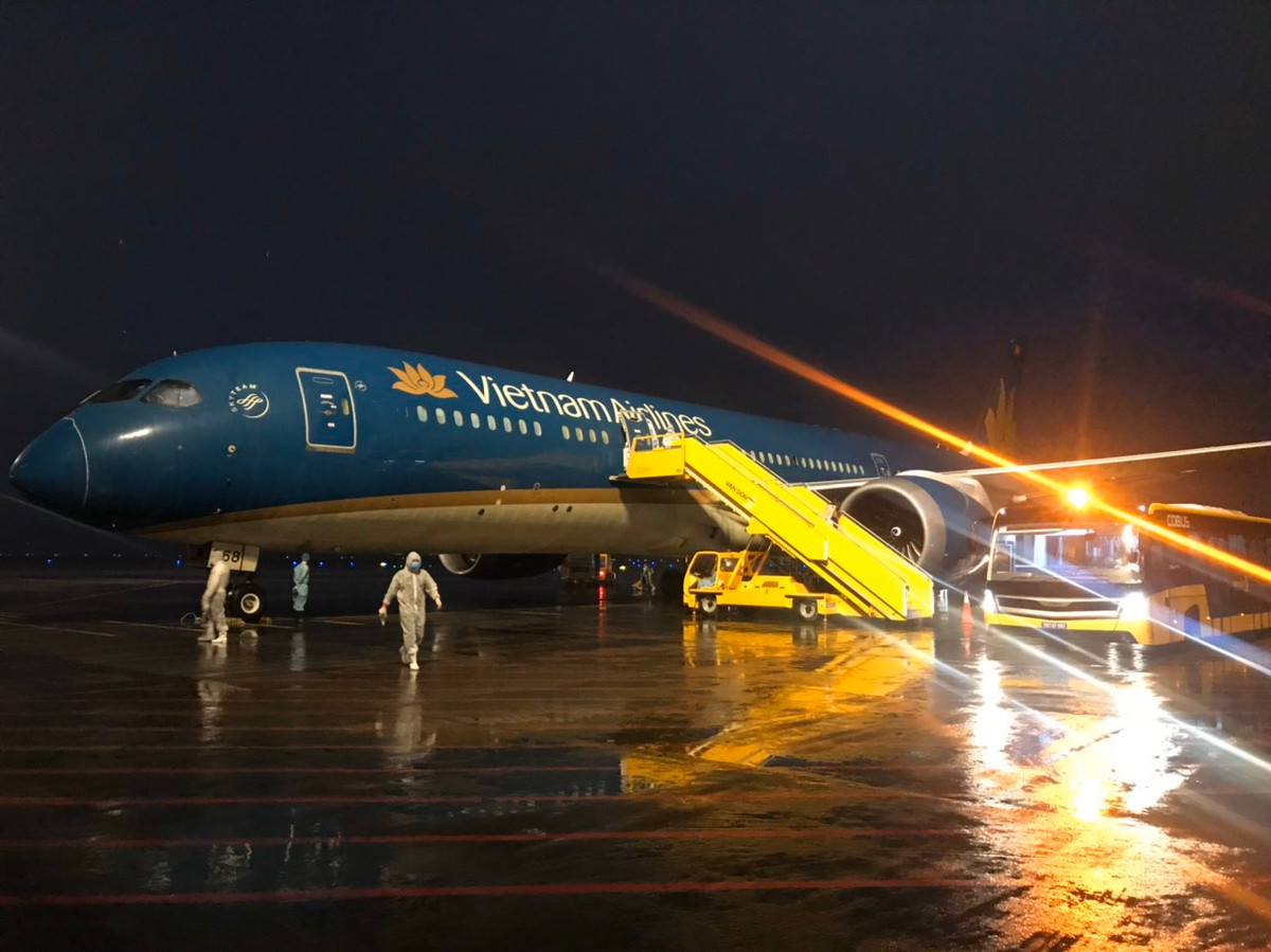 Nhieu chuyen bay cho nguoi Viet tu chau Au ha canh xuong san bay Van Don