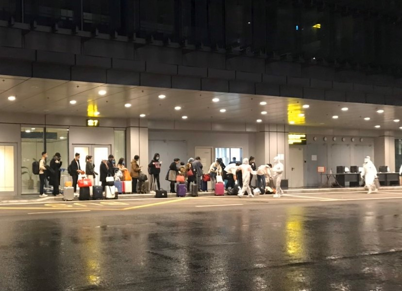 Nhieu chuyen bay cho nguoi Viet tu chau Au ha canh xuong san bay Van Don-Hinh-2